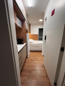 Studio Apto no Morumbi com ar condicionado próximo ao Estádio Morumbi estação de ônibus , metrô e shopping Cafeteira com capsula