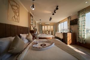 Plaza Pyramids & GEM View