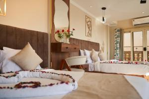 Plaza Pyramids & GEM View