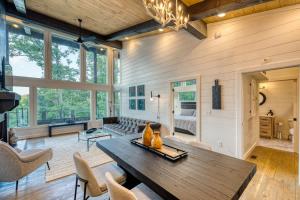 Mountain Abode - Luxury Cabin with Hot Tub