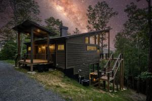 Mountain Abode - Luxury Cabin with Hot Tub