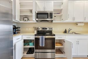 NEW LUX Modern Retreat Views Parking Workspaces