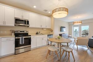 NEW LUX Modern Retreat Views Parking Workspaces