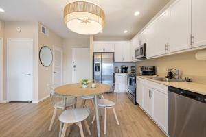 NEW LUX Modern Retreat Views Parking Workspaces