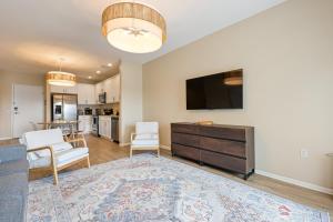 NEW LUX Modern Retreat Views Parking Workspaces