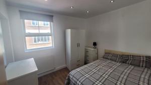 Shoreditch Corner - By City Sparrow