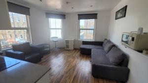 Shoreditch Corner - By City Sparrow