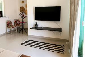 Casa com 2 Quartos, Ar e Wi-Fi – A 600m da Praia de Taperapuã, com Cozinha Equipada, Lavanderia, Sala com TV 50", Ideal para Famílias que Buscam Conforto, Privacidade e Ótima Localização em Porto Seguro