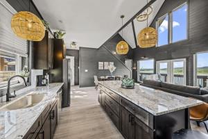 Luxe at Lake Haven - Pool Hot Tub and Game Room