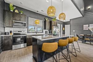 Luxe at Lake Haven - Pool Hot Tub and Game Room