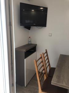 Family-friendly apartments with swimming pool Okrug Donji, Ciovo - 8072