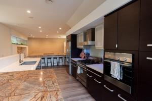 Rice Village Retreat - Rooftop deck - Sleeps 12