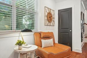 Downtown Oasis Sleeps 12 and 1 and a half miles to Broadway