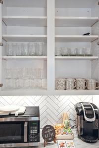 Downtown Oasis Sleeps 12 and 1 and a half miles to Broadway