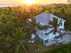 Hibiscus Hill Guest House - Elegant Garden Oasis, Pink Sand Bch home