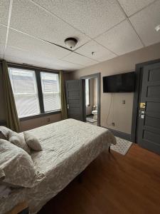 Modern 2BR with Ensuite, Downtown Morgantown, WVU