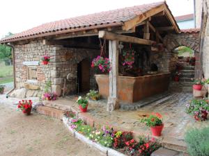 Maisons de vacances Gite charmant avec four a pain, jardin, terrasse, jeux et poele a bois, acceptant animaux - FR-1-496-137 : photos des chambres