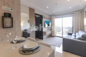 Brand new 1 BR apt minutes from the Airport