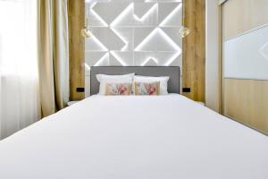 Bright 2-BDR City Apt - Near Metro & Dining