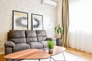 Bright 2-BDR City Apt - Near Metro & Dining