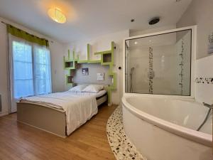 Maisons de vacances Maison a Saint Denis d-Oleron - Jardin - 6 personnes - FR-1-246A-372 : photos des chambres