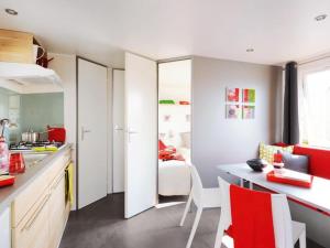 Campings Mobil-home cosy avec terrasse, 4 personnes - API-1-52-771 : Mobile Home