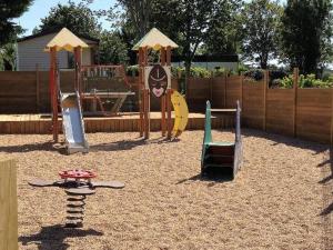 Campings Mobil-home cosy avec terrasse, 4 personnes - API-1-52-771 : photos des chambres