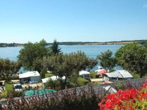 Campings Chalet 5 pers avec Terrasse et Cuisine equipee - API-1-52-296 : photos des chambres