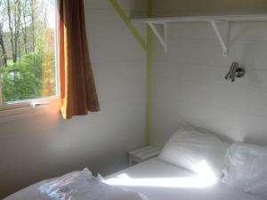 Campings Mobil home cosy avec terrasse pour 4 personnes - API-1-52-690 : photos des chambres