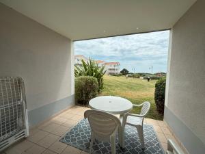 Appartement avec terrasse et parking, proche plage - FR-1-197-635