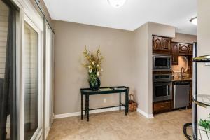 2BR Condo with Hot Tub & Pool