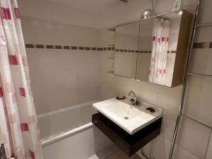 Appartements Appartement renove au coeur de Super Besse avec balcon et parking prive - FR-1-814-81 : photos des chambres