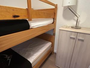 Appartement rénové au cœur de Super Besse avec balcon et parking privé - FR-1-814-81
