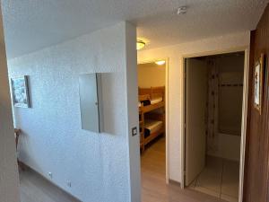 Appartement rénové au cœur de Super Besse avec balcon et parking privé - FR-1-814-81