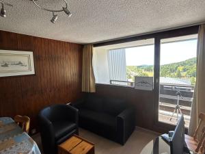 Appartement rénové au cœur de Super Besse avec balcon et parking privé - FR-1-814-81