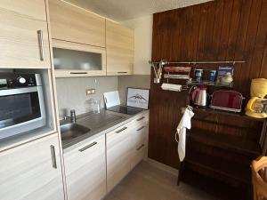 Appartement rénové au cœur de Super Besse avec balcon et parking privé - FR-1-814-81