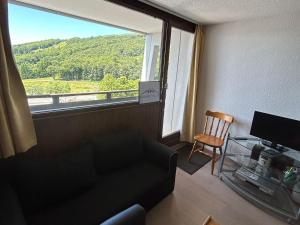 Appartement rénové au cœur de Super Besse avec balcon et parking privé - FR-1-814-81