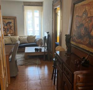 Room for NUDISTS near Nice port in a shared apartment