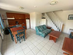 Appartements Appartement duplex a Batz-sur-Mer avec piscine, proche plage, 6 personnes - FR-1-843-1 : photos des chambres