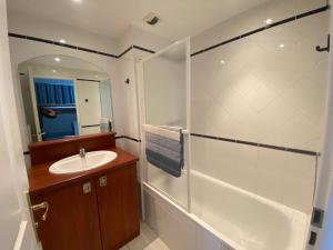 Appartements Appartement duplex a Batz-sur-Mer avec piscine, proche plage, 6 personnes - FR-1-843-1 : photos des chambres