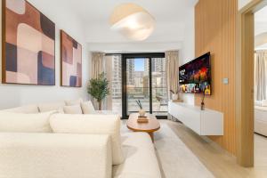 Stylish 1BR with Netflix Pool & Gym Access - 4hvězdičkové hotely ve městě Dubaj