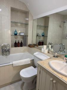 Cosy Cottage Overlooking Malmesbury Abbey