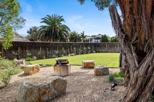 Settlers Cove Poolside Luxury Retreat