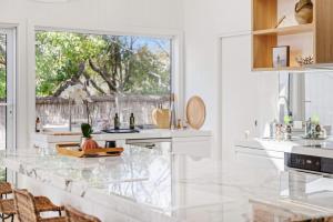 Settlers Cove Poolside Luxury Retreat