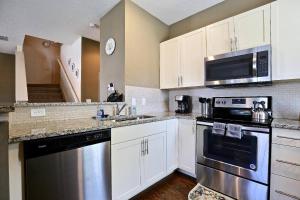 Amazing townhouse fits 10 in gated community 10 min to Disney!