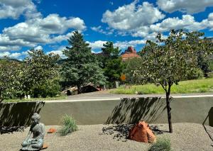 Sedona Uptown Gem!Large yard w grass and shade trees! Views!! NEW! BARREL SAUNA!!! Close to trails, walk to Uptown Sedona, restaurants and shopping