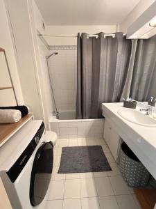 T2, 4 pers max, terrasse avec vue et parking privé, proche centre et mer