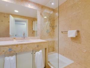 Apartamento T2 renovado no Vila Sol com piscina