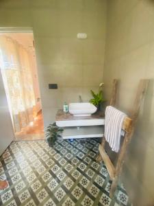 Studio Apartment jungle view 2minutes drive to the beach