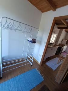 Casa rural con chimenea y vistas al lago, ideal para desconectar en invierno